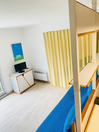 - un salon avec des lits superposés et un bureau dans l'établissement F3 à Cannes Résidence Villa Livia Pierre et Vacances, à Cannes