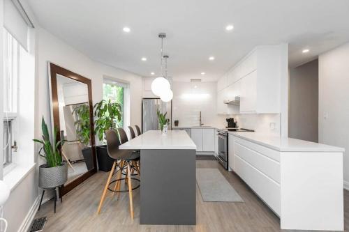 Kuchyň nebo kuchyňský kout v ubytování Grand 3 BR Toronto Victorian Entire Home