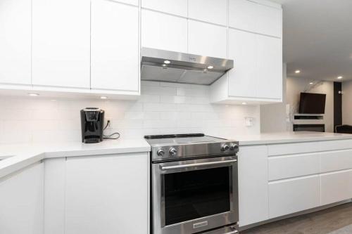 Kuchyň nebo kuchyňský kout v ubytování Grand 3 BR Toronto Victorian Entire Home