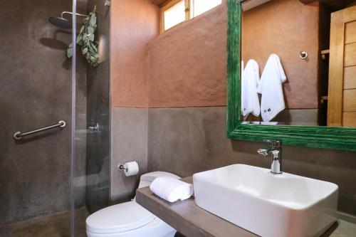 Phòng tắm tại w* Splendid 3BR House in Villa Sagrado