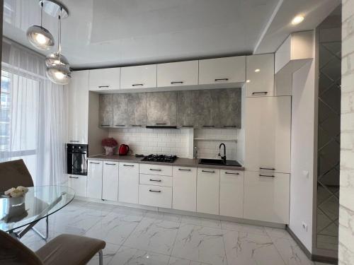 Кухня или мини-кухня в Apartments VIP AVALON
