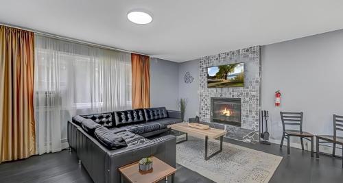 salon z kanapą i kominkiem w obiekcie Peaceful Pocono Home with Hot Tub, gym, & office w mieście Long Pond