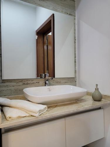 Ένα μπάνιο στο Villa Monika
