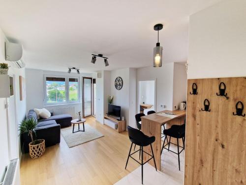 Apartment Queen, self check-in, free private garage parking