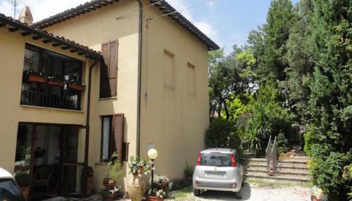 a small car parked in front of a house at La Terrazza di Spello in Spello