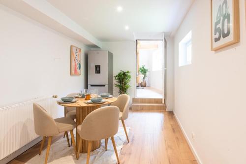 une salle à manger avec une table et des chaises dans l'établissement Le haut perché, à Colmar