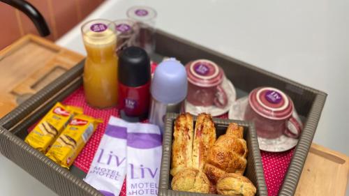 een lunchbox met eten en kruiden op een tafel bij Liv Motel e Hotel in Guararapes