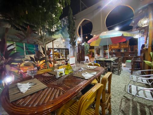 Un restaurant sau alt loc unde se poate mânca la Hotel majai