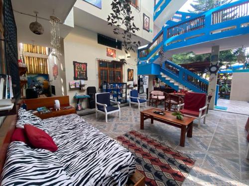 Hotel majai tesisinde bir oturma alanı