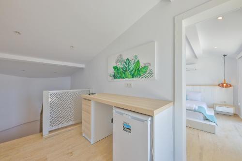 a white room with a desk and a bed at Villa Casa Che in Kalkan