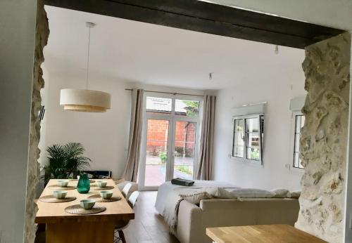 una sala de estar con un sofá y una mesa en Maison proche Disney & Paris, en Lagny