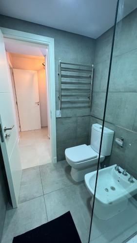 a bathroom with a toilet and a sink at Guesthouse Park in Córdoba