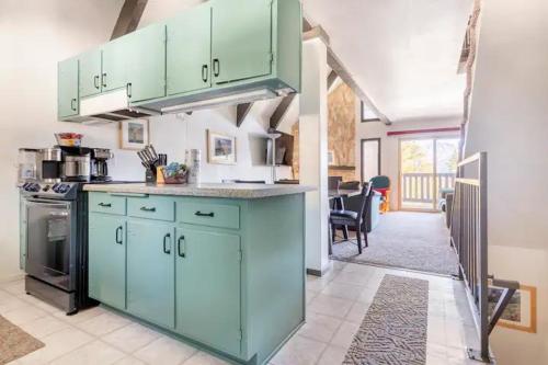 Dapur atau dapur kecil di Perfect Ski Rental 2 blocks from Village Gondola