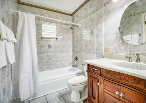 Un baño con bañera, inodoro y lavabo. en Oceanfront Two Bedroom Suite - Amazing Ocean Views, en Montego Bay