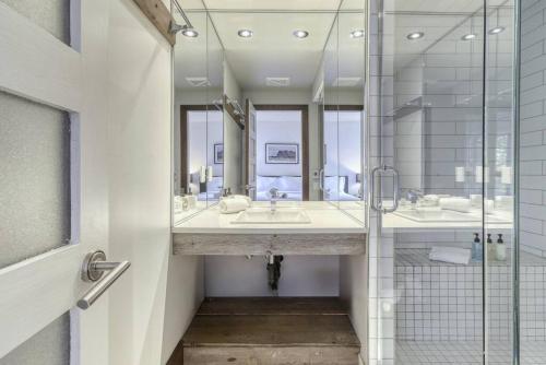 Ένα μπάνιο στο Le Chic Cabriolet Cozy Ski Condo 300m to Lifts