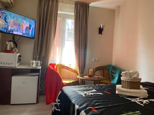 ein Hotelzimmer mit einem Bett und einem Fenster in der Unterkunft Sokolov apartments in Tbilisi City