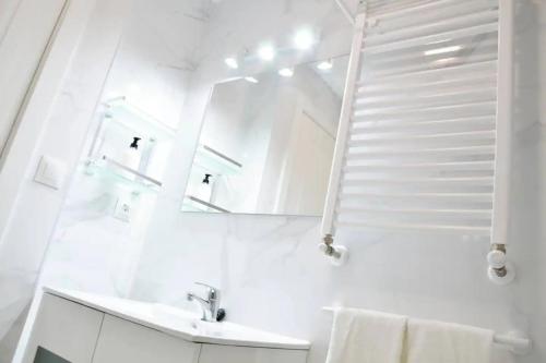 a white bathroom with a sink and a mirror at Nuevo apartamento de 3 dormitorios en calle Alta in Santander