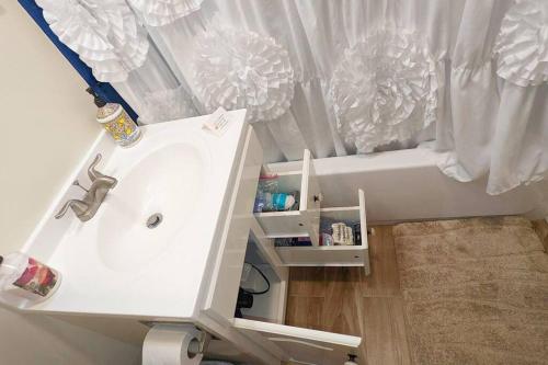 Phòng tắm tại The Van Gogh Apartment - a cozy, creative retreat