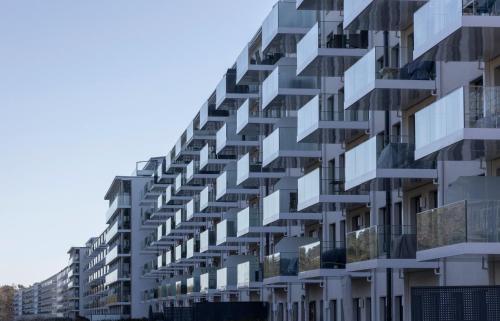 einen Außenblick auf ein Gebäude mit Glasbalkonen in der Unterkunft Dünenwelle - 3 Zi, Kü, 2 Bäder, Balkon in Binz