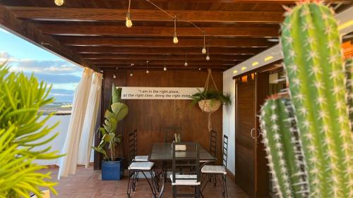 une salle à manger avec une table et des chaises sur un patio dans l'établissement Villa Tabaiba Playa Blanca Lanzarote, à Playa Blanca