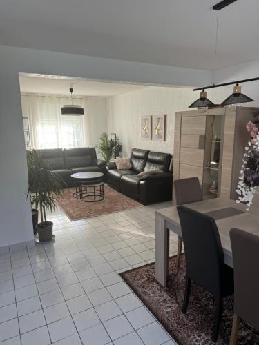 un salon avec un canapé et une table dans l'établissement villa grand standing pour- Basse Normandie - calme dans un cadre verdoyant, à Aubusson