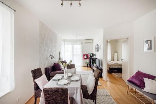 Bright and Central Apartment with Balcony 1061 Budapest, Király utca 32 kép - 3