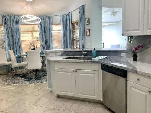 Gambar di galeri bagi Briarwood Bliss Home Heated Pool and Spa di Naples