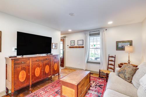 Televisyen dan/atau pusat hiburan di Historic Home with Deck in Downtown Milton!