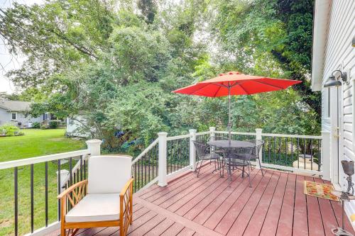 Taman di luar Historic Home with Deck in Downtown Milton!