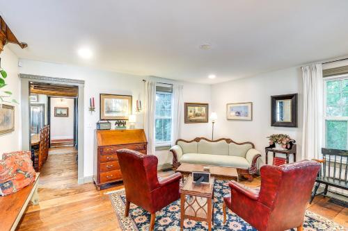 Ruang duduk di Historic Home with Deck in Downtown Milton!