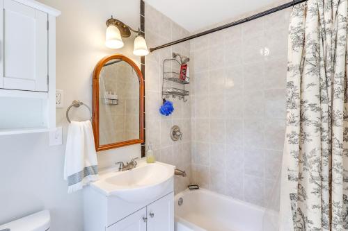 Bilik mandi di Historic Home with Deck in Downtown Milton!