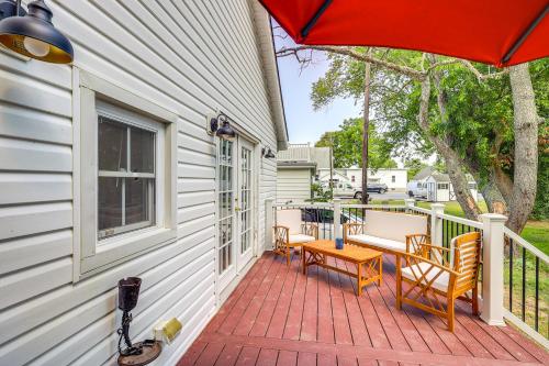 Balkoni atau teres di Historic Home with Deck in Downtown Milton!