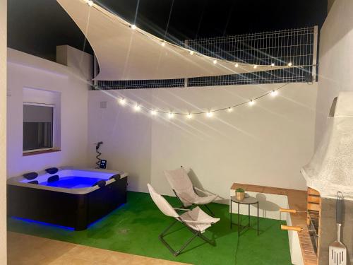 a room with a tub and two chairs and a table at Casa La via in Camarles