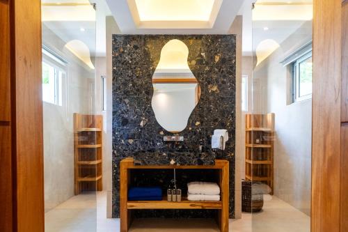 a bathroom with a table and a wall at Hermosa Waves D1 in Jacó