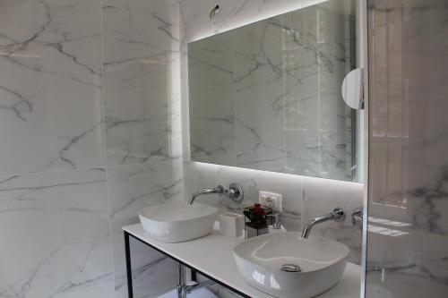 Ein Badezimmer in der Unterkunft FALSTAFF Rooms & Suites