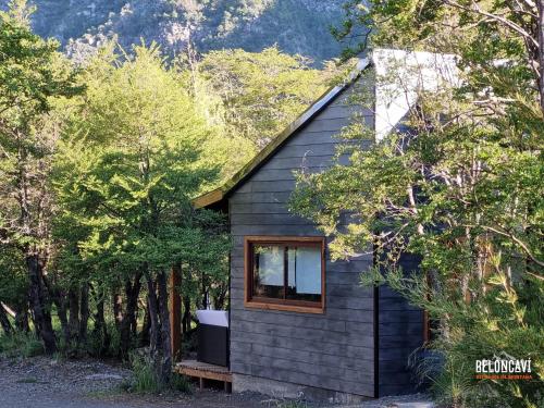 a black house with a window on the side of it at Ruka Lee II Las Trancas - Refugios de Montaña Reloncaví - Factura Inmediata in Nevados de Chillan