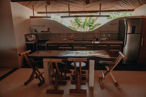 Η κουζίνα ή μικρή κουζίνα στο BAMBU BLU Lagoon Homes - Ilha do Guajiru