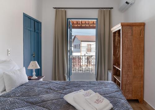 a bedroom with a bed and a balcony at Casa da Tuta Pousada in Tiradentes