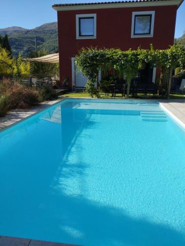 une grande piscine bleue devant une maison dans l'établissement Appartement piscine, à Vence
