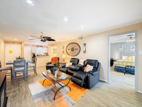 Χώρος καθιστικού στο Alluring Lakefront Condo