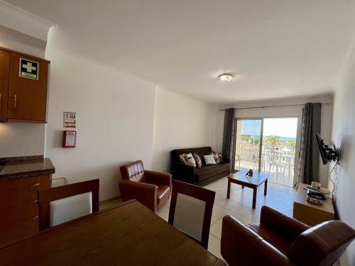 TV a/nebo společenská místnost v ubytování Monte Gordo Beach Ocean View 5 by Homing