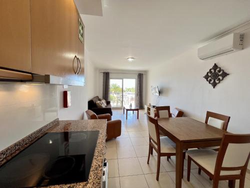 Posezení v ubytování Monte Gordo Beach Ocean View 5 by Homing