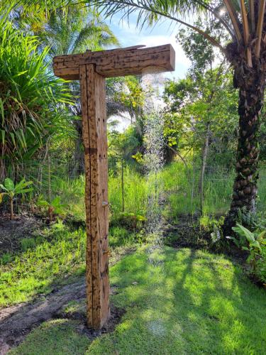 a wooden cross in the middle of a field at Woodstock Bungalow - Barra Grande - condo frente praia in Barra Grande