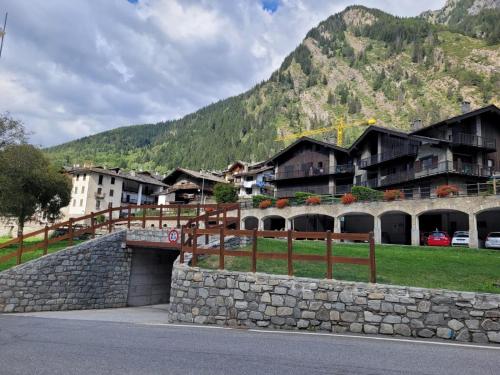 a group of buildings in front of a mountain at Maison Martin in Pré-Saint-Didier