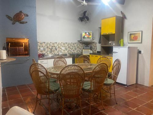 Kuchyň nebo kuchyňský kout v ubytování Casa condomínio com piscina