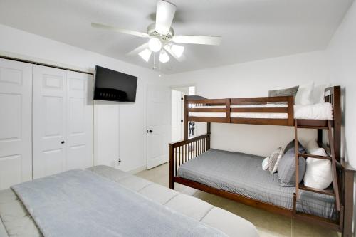 a bedroom with two bunk beds and a ceiling fan at Lakefront Hot Springs Condo with Balcony and Fireplace in Hot Springs