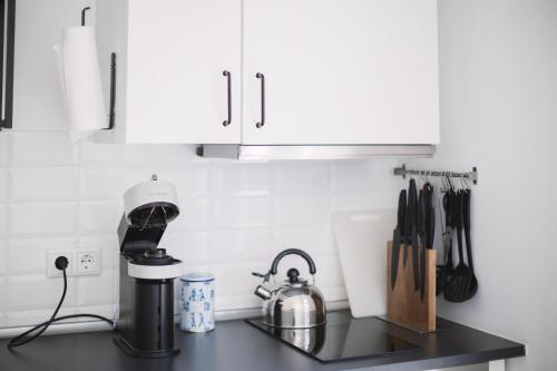 a kitchen counter with a coffee maker on a counter at Schöne, moderne Wohnung mit großzügiger Terasse in Essen