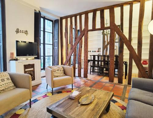 Le Marais style APT with 3 bdrs 3 mns Republique N3-43
