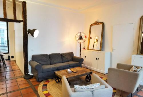 Le Marais style APT with 3 bdrs 3 mns Republique N3-43