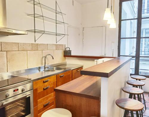 Le Marais style APT with 3 bdrs 3 mns Republique N3-43